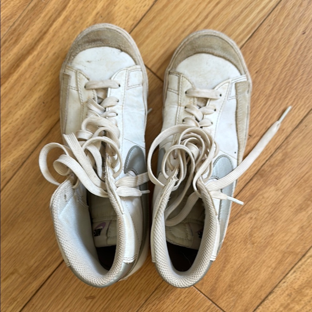 Nike Blazers Y6 - White and Gray